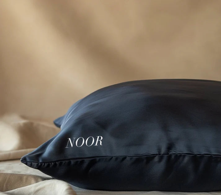 وسائدة الحرير الفاخرة 80%حرير ناعمة و باردة لتحميكى من تجاعيد النوم الصعبة والحفاظ علي شباب و نعومة  بشرتك