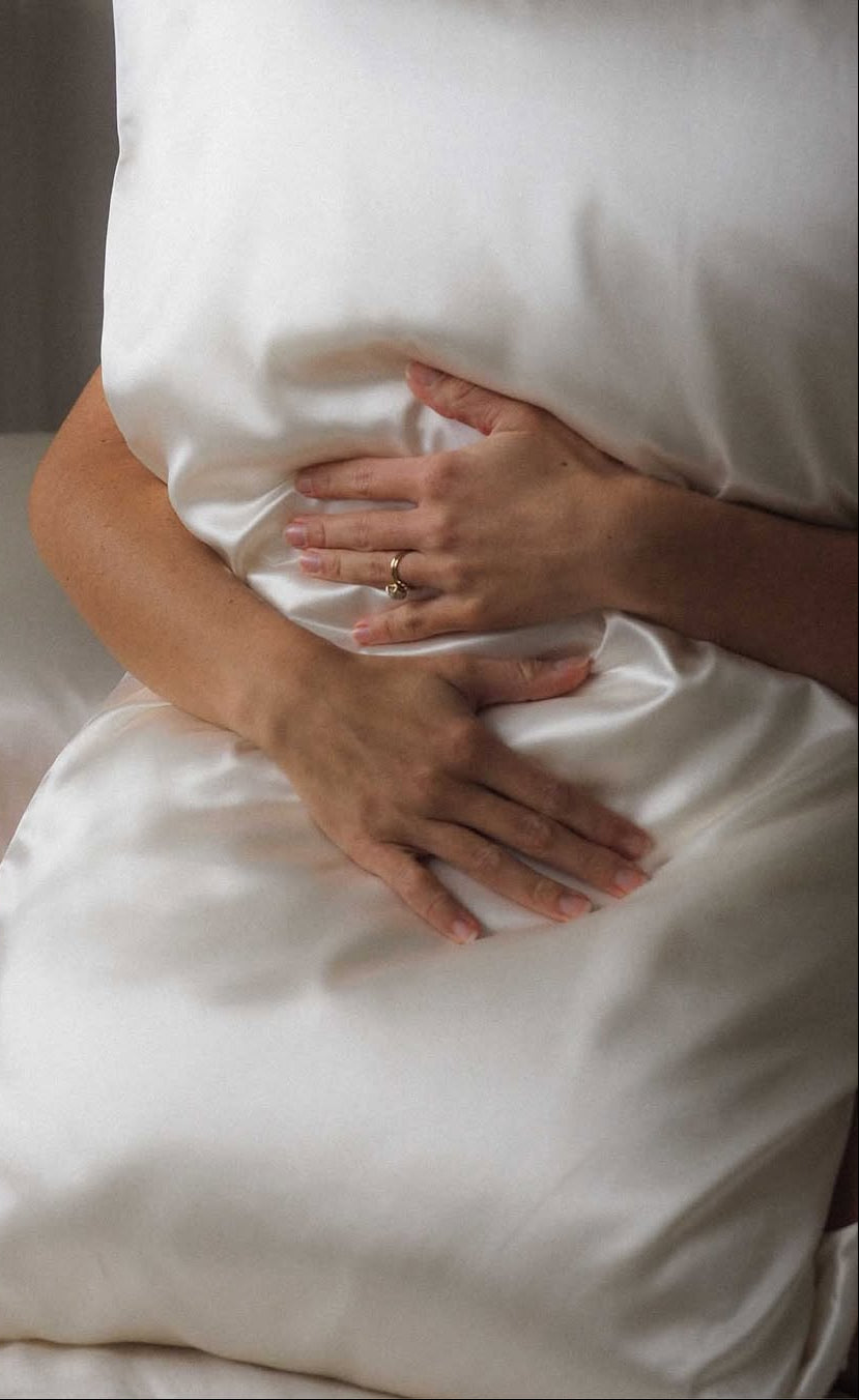 وسائدة الحرير الفاخرة 80%حرير ناعمة و باردة لتحميكى من تجاعيد النوم الصعبة والحفاظ علي شباب و نعومة  بشرتك