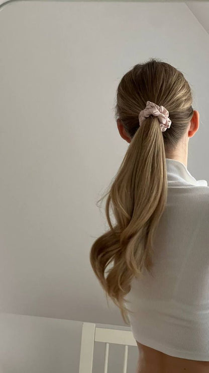 ربطات الشعر من الحرير لحماية شعرك من القطع والشد والتشابك