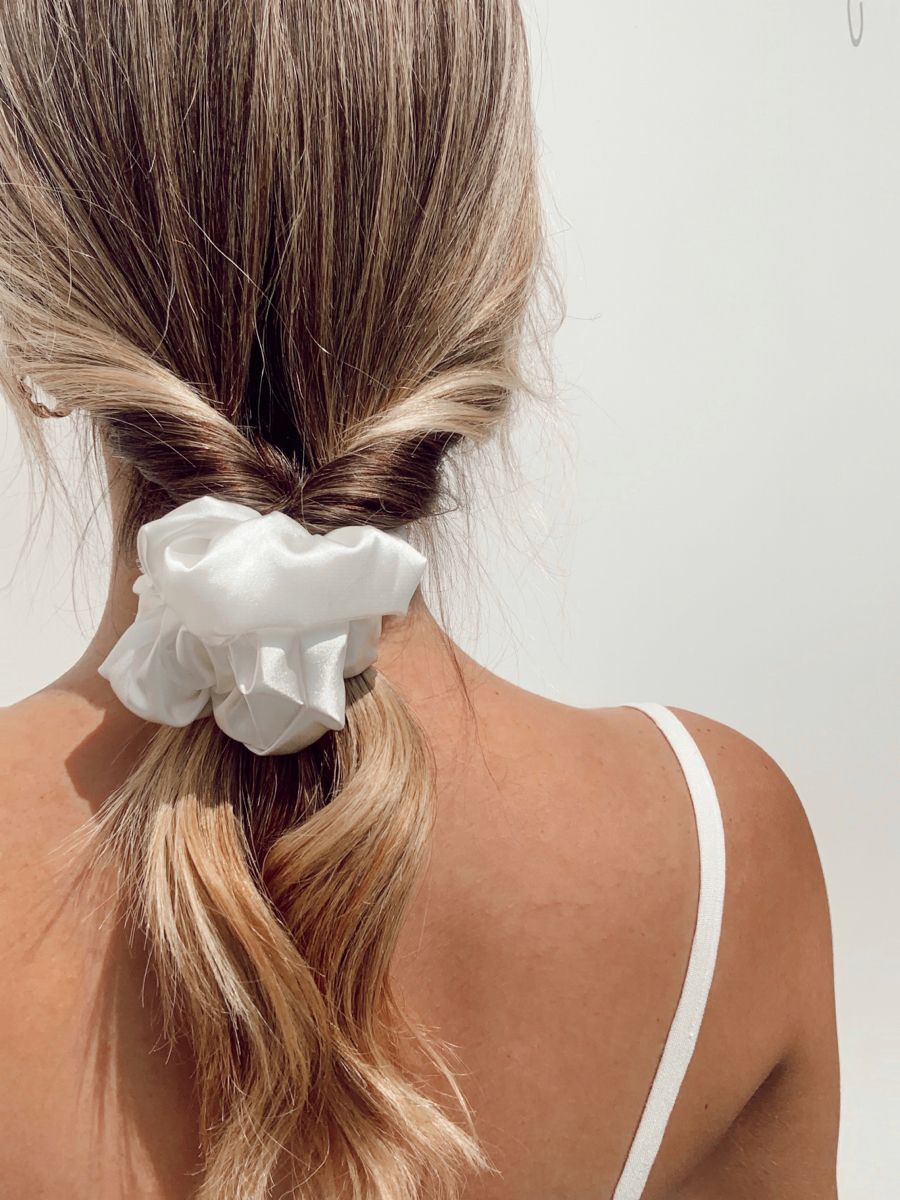 ربطات الشعر من الحرير لحماية شعرك من القطع والشد والتشابك